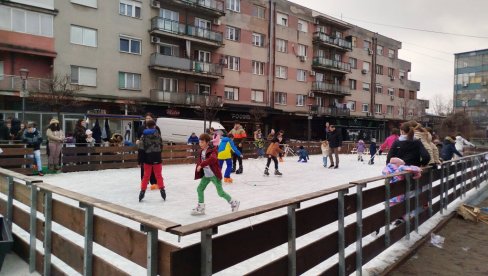 VESELO NA PARAĆINSKOM KLIZALIŠTU: Zimska radost za sve generacije (FOTO)