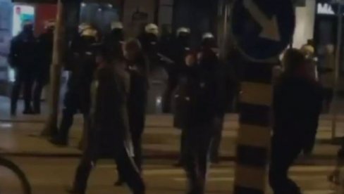 BLOKADERI RUŠE GRANICE SOPSTVENE LUDOSTI: Strojevi korak i fašistički pozdrav (VIDEO)