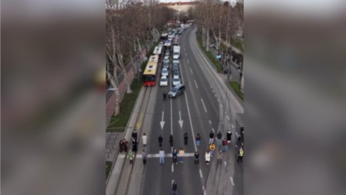 ЕВО ЧИМЕ СЕ ПОНОСЕ САВО МАНОЈЛОВИЋ И ЊЕГОВА ПАРТИЈИЦА: Десетак идиота уништава животе целом граду (ВИДЕО)