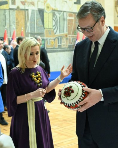 SRBIJA JE NAJSNAŽNIJA ONDA KADA NE ZABORAVLJA KO JE Vučić: Da jačamo žensko preduzetništvo i prenosimo znanje koje ne sme da se izgubi