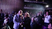 ЕМОТИВНИ ТРЕНУТАК ВЕЧЕРИ: Беки Бекић сишао у публику и пришао Томиној Гоци, у дворани настао лом због једне песме (ФОТО)