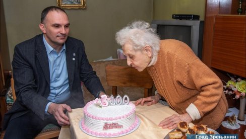 ZLATINKA DO ZLATNIH STO: Gradonačelnik Zrenjanina posetio vremešnu sugrađanku (FOTO)