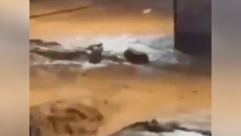 BIZARNE SCENE U BRAZILU: Pogledajte kako su kovčezi završili u bujicama grada Ube (VIDEO)