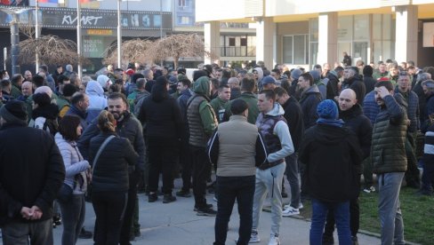 ТРАЖЕ СВОЈЕ ПЛАТЕ: Штрајк радника краљевачког предузећа за производњу намештаја „ГИР“