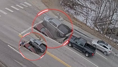 JEZIV SNIMAK: Rupa iznenada progutala dva automobila (VIDEO)