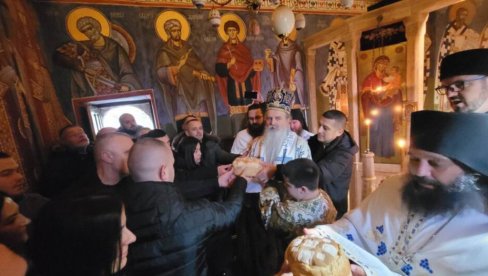 ПРОТЕРУЈУ МОНАХЕ ДА ПРЕОТМУ И НАШЕ ЦРКВЕ: Куртијев закон о странцима погађа свештенство СПЦ и инструмент је верског рата