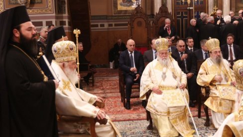 SVE PRAVOSLAVNE OČI UPRTE U ATINU: Naš ambasador uz grčku elitu, molitve za srpski narod zapalile društvene mreže! (FOTO)