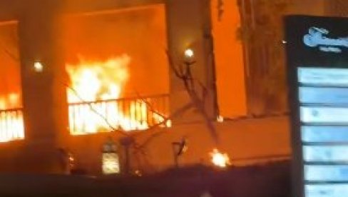 VELIKA PANIKA I STRAH U EMIRATIMA: Police su prazne, ljudi čekaju u redovima za namirnice (VIDEO)