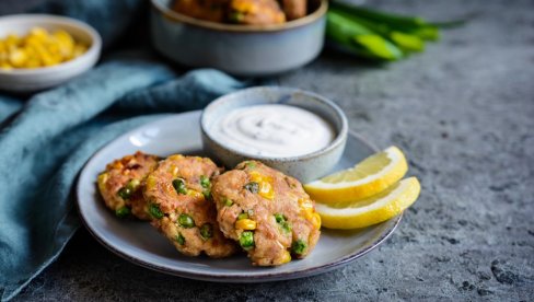 SA GRAŠKOM I KUKURUZOM: Kroketi od tune, idealni za vreme posta