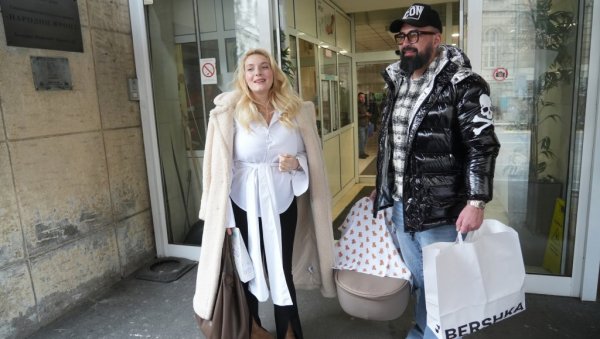 ЗА МЕНЕ ЈЕ СВЕ ОВО ЕМОТИВНО: Николина Ковач изашла из породилишта са супругом Сашом Капором (ФОТО)