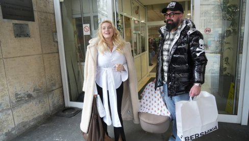 ZA MENE JE SVE OVO EMOTIVNO: Nikolina Kovač izašla iz porodilišta sa suprugom Sašom Kaporom (FOTO)