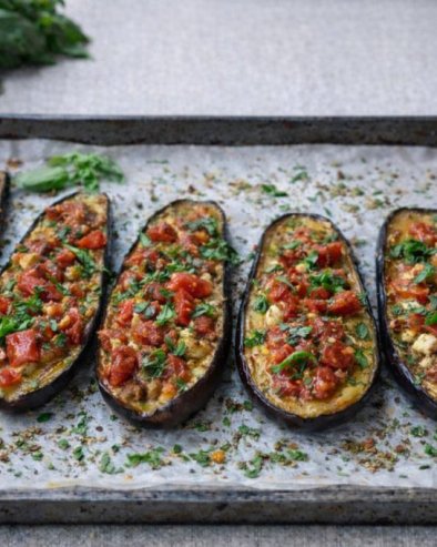 PEČENI PATLIDŽAN SA FETOM I PARADAJZOM: Mirisni, sočni i puni mediteranskog ukusa