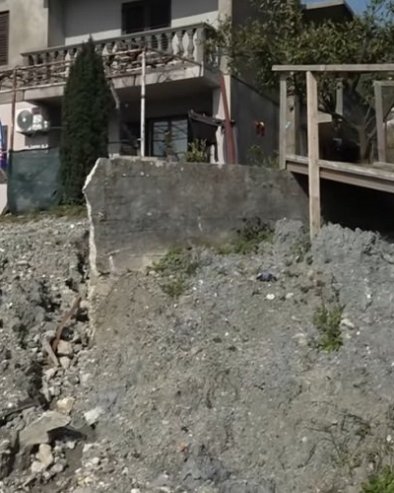 ČETIRI GODINE AGONIJE: Zbog neodgovornog investitora, Samardžići iz Kumbora žive u nebezbednoj kući