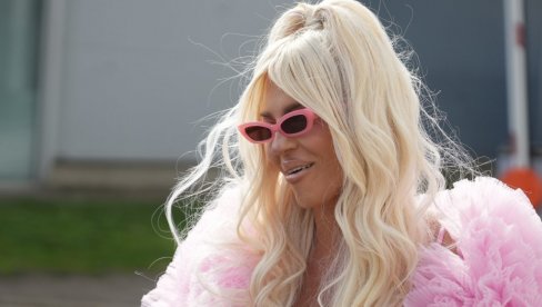 КАРЛЕУША ПЛАНИРА ЕСТЕТСКУ ОПЕРАЦИЈУ? Отишла у Турску код највећег стручњака на консултације како би кориговала изглед