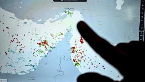 ЕКСПЛОЗИЈА У ОРМУСКОМ МОРЕУЗУ: Британски брод погођен непознатим пројектилом