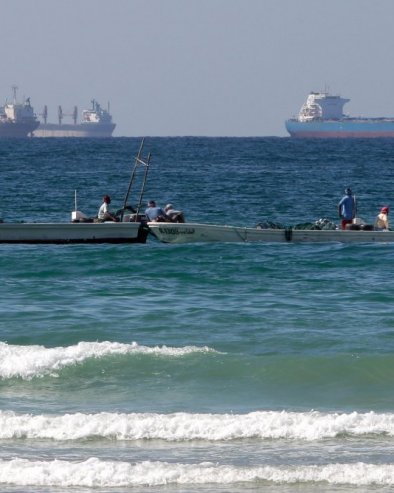 LARIDŽANI PORUČIO MAKRONU: Ormuski moreuz nebezbedan zbog požara koji su zapalili SAD i Izrael