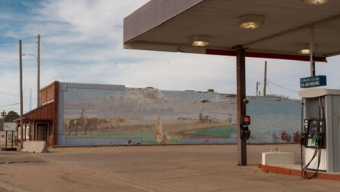 НАГЛИ ПОРАСТ ЦЕНЕ НАФТЕ: Катастрофална ситуација на тржишту - Неке земље почеле да уводе рестрикције на пумпама