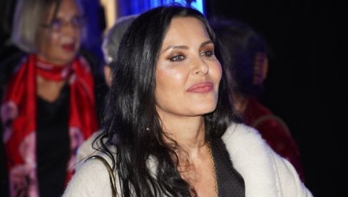 ELENA KARAMAN SNIMALA DEČKA DO JOJ JE KUVAO: Uživaju u potpunom raju, pogledajte kako izgleda njena kuća u Provansi (FOTO)