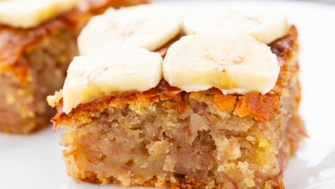 ФЕНОМЕНАЛАН КОЛАЧ: Сочне коцке са бананама, спремају се брзо и лако