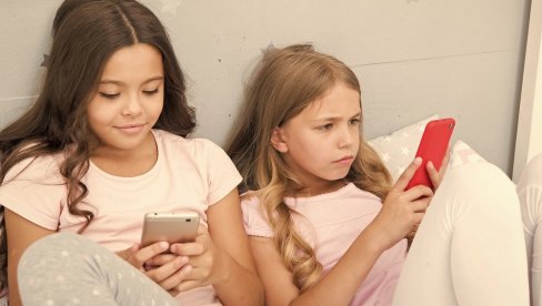 ДА ЛИ ДЕТЕ ПРОВОДИ ВИШЕ ОД 4 САТА ДНЕВНО ПОРЕД ЕКРАНА? Психолози упозоравају на ризике од депресије