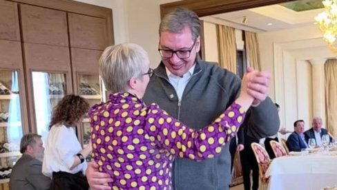 SREĆAN ŠTO IH IMAM I BESKRAJNO ZAHVALAN Vučić priredio svečanost za žene koje rade u Predsedništvu (VIDEO)