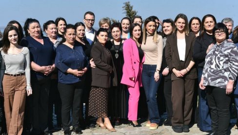 МЕСАРОВИЋ И ПЕТКОВИЋ СА ЖЕНАМА ПРЕДУЗЕТНИЦАМА СА КИМ: Честитке за 8. март стигле и од председника Вучића (ФОТО/ВИДЕО)