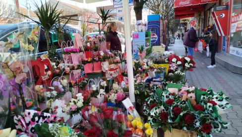 PARAĆIN U NAJRASKOŠNIJEM CVEĆU: Bogata osmomartovska ponuda u centru grada (FOTO)