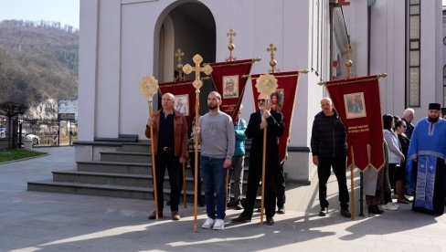 ЊОЈ СЕ ПРЕПИСУЈУ БРОЈНА ЧУДА: Икона Мајке Божје, Умекшање злих срца“, стигла у Зворник