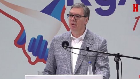 VELIKI MITING: Vučić govori u Sivcu pred punom halom (FOTO/VIDEO)