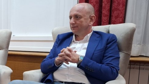 I ŽIVOT ZA MANDAT!: Političar i književnik Milan Knežević predstavio nikšićkoj publici knjigu poezije