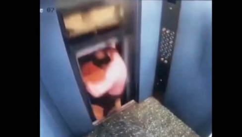 СМРТ ЗА ДЛАКУ: Хтео да изађе из лифта, једва остао жив - главом ударио у окно! Језив снимак кружи интернетом (ВИДЕО)