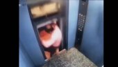 SMRT ZA DLAKU: Hteo da izađe iz lifta, jedva ostao živ - glavom udario u okno! Jeziv snimak kruži internetom (VIDEO)