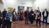 ЖЕНСКИ “РУКОПИС“ СЕНЗИБИЛНИЈИ: Изложба „Жене уметнице“ пред параћинском публиком (ФОТО)