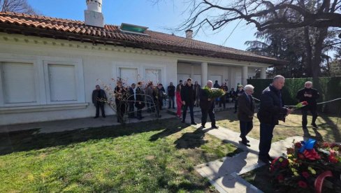 ДЕЛЕГАЦИЈА СРС НА ГРОБУ МИЛОШЕВИЋА: Помен некадашњем председнику Србије (ФОТО)