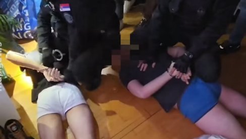 НЕВЕРОВАТНО ХАПШЕЊЕ У БЕОГРАДУ ЗБОГ ПРИНУДЕ: Терали мушкарца да сними видео и објави, пали у доњем вешу (ВИДЕО)