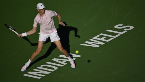 SINER IZGUBIO ŽIVCE: Italijan ušao u raspravu sa navijačima, sudija morao da siđe sa stolice (VIDEO)