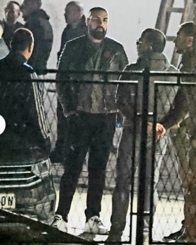 BOLNE SCENE ISPRED DARKOVE KUĆE U BRESTAČU: Lazić u suzama, kolege i prijatelji ga okružili, supruga Kaća ne odvaja se od njega (FOTO)