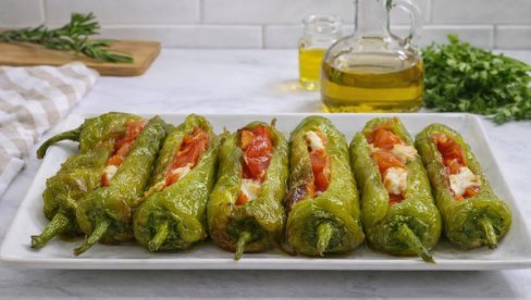 ZAPEČENE PAPRIKE SA PARADAJZOM I ČEDAR SIROM: Savršen su spoj laganog povrća i bogatog ukusa