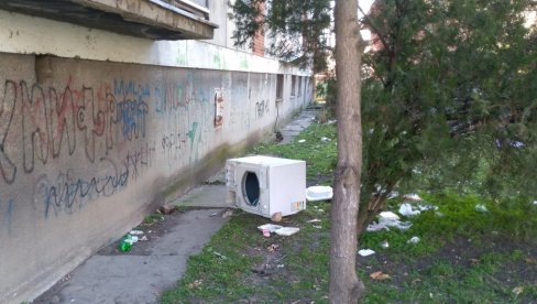САМО ЈЕ ИЗБАЦИО КРОЗ ПРОЗОР? Ружна слика у Пожаревцу, стара веш-машина у подножју стамбене зграде