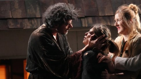 ANGELA- IZGUBLJENI SIN BALKANA: Premijera teksta Dejana Dukovskog Crno zlato u režiji Olivera Frljića u Beogradskom dramskom pozorištu