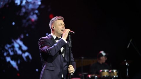 BOJAN SE OBRATIO PUBLICI I SKLONIO: Prekinut koncert Leksington benda u Zaječaru (FOTO)