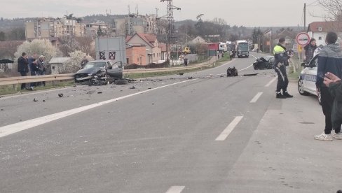 PRVE FOTOGRAFIJE STRAVIČNE NESREĆE KOD UMKE: Od siline udara iz automobila izleteo i motor (FOTO)