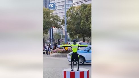 ОВО МОРАТЕ ВИДЕТИ: Робот регулише саобраћај током јутарњег шпица (ВИДЕО)