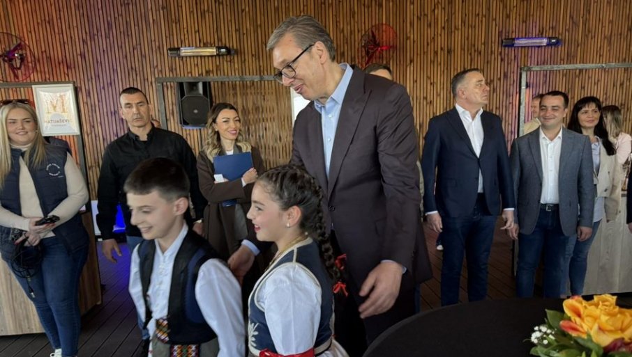 VUČIĆ U POSETI ARANĐELOVCU: Predsednik obišao destileriju u Kopljarima i eko naselje Šumadijski Kutak(FOTO/VIDEO)