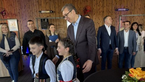 VUČIĆ U POSETI ARANĐELOVCU: Predsednik obilazi destileriju u Kopljarima (VIDEO)