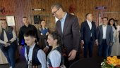 VUČIĆ U POSETI ARANĐELOVCU: Predsednik obišao destileriju u Kopljarima i eko naselje Šumadijski Kutak(FOTO/VIDEO)