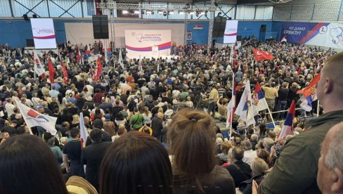 3.000 LJUDI OSTALO ISPRED HALE U ARANĐELOVCU: Krcata dvorana na mitingu SNS