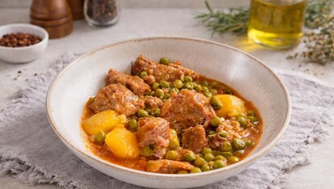 NEŽNI GULAŠ SA KROMPIROM I GRAŠKOM: Domaće jelo koje greje dušu