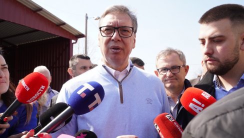 VI ŠTO OBEĆATE TO I ISPUNITE Građani aplauzom dočekali Vučića u Mramorcu: Od Karađorđa nam nije došao predsednik (VIDEO)