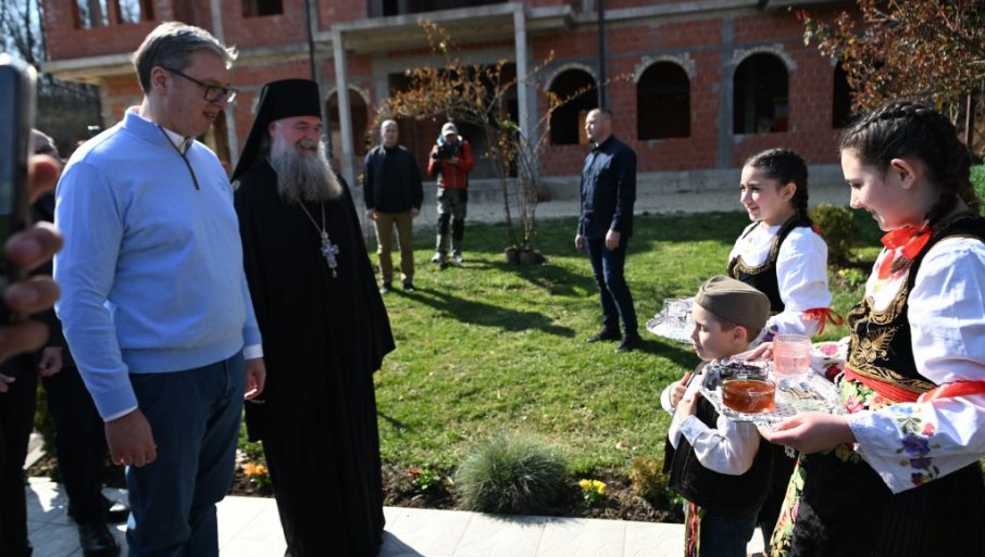 ВУЧИЋ У МАНАСТИРУ ПИНОСАВА:  Србија наша породица - желимо пуну трпезу за свачијим породичним столом (ВИДЕО)